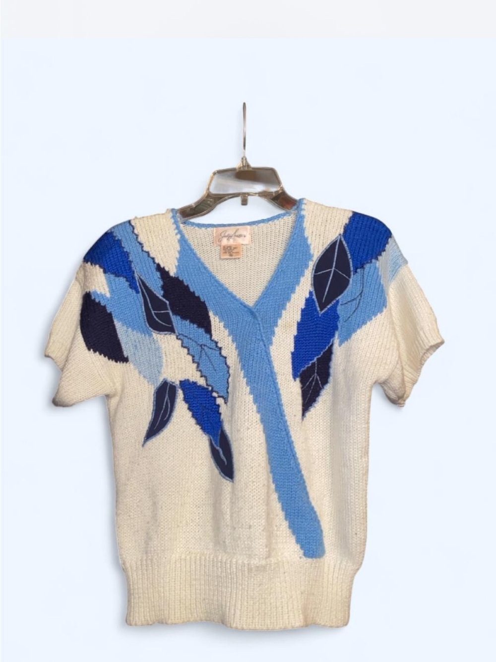 V-Neck Short-Sleeve Cream Sweater with Blue Leaf Motif